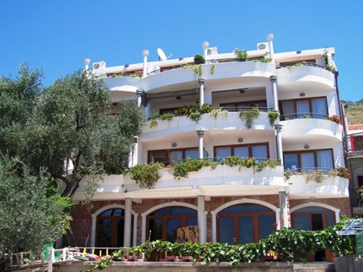 Отели типа «постель и завтрак» Apartments and Rooms Levantin Inn Свети-Стефан