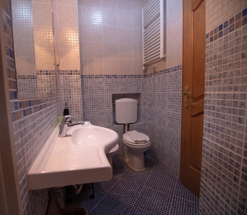 Отели типа «постель и завтрак» Apartments and Rooms Levantin Inn Свети-Стефан