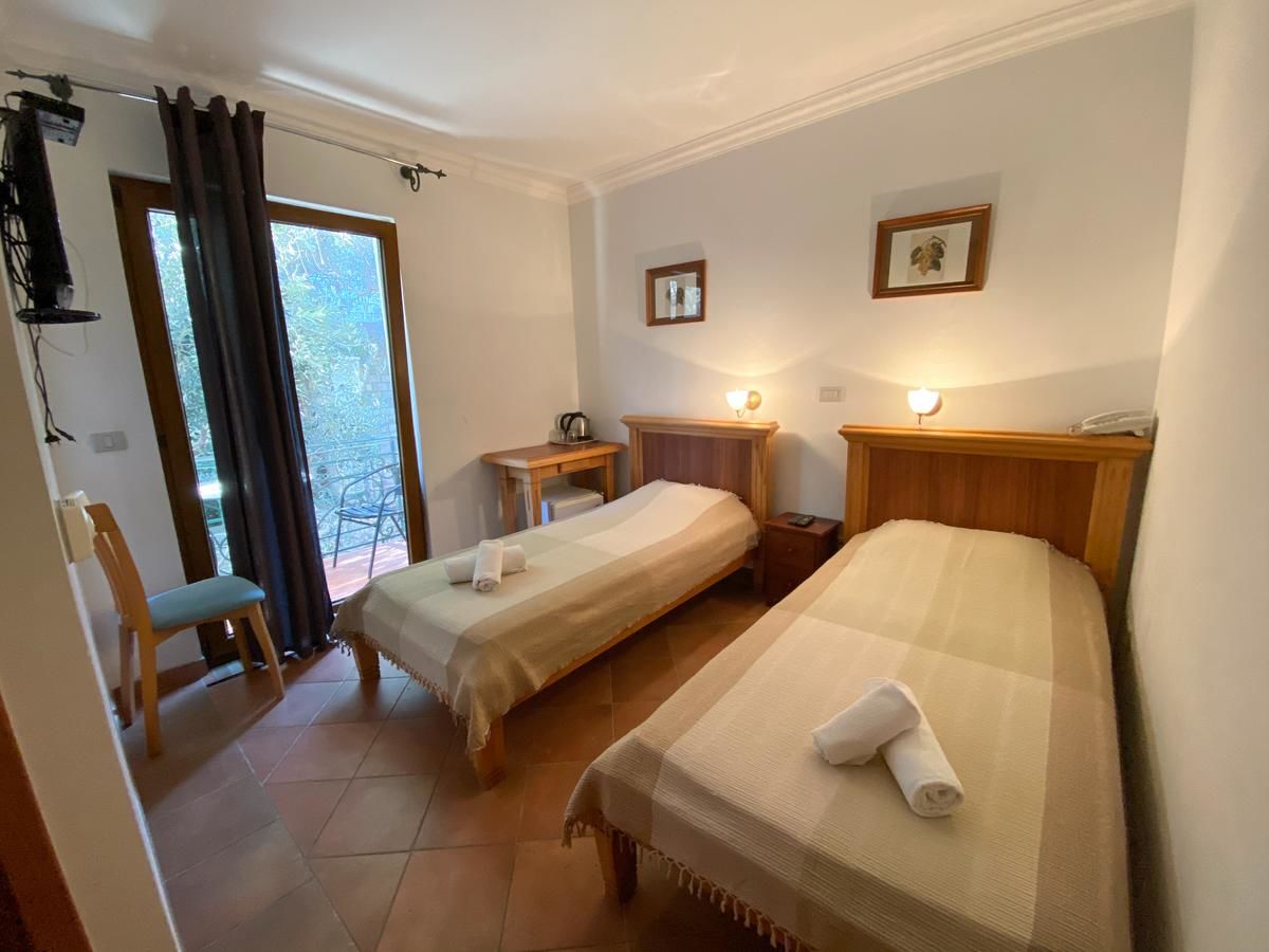 Отели типа «постель и завтрак» Apartments and Rooms Levantin Inn Свети-Стефан