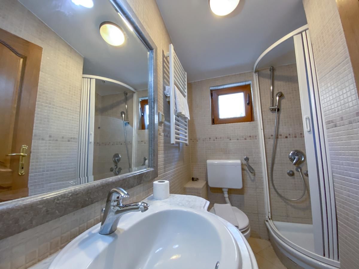 Отели типа «постель и завтрак» Apartments and Rooms Levantin Inn Свети-Стефан