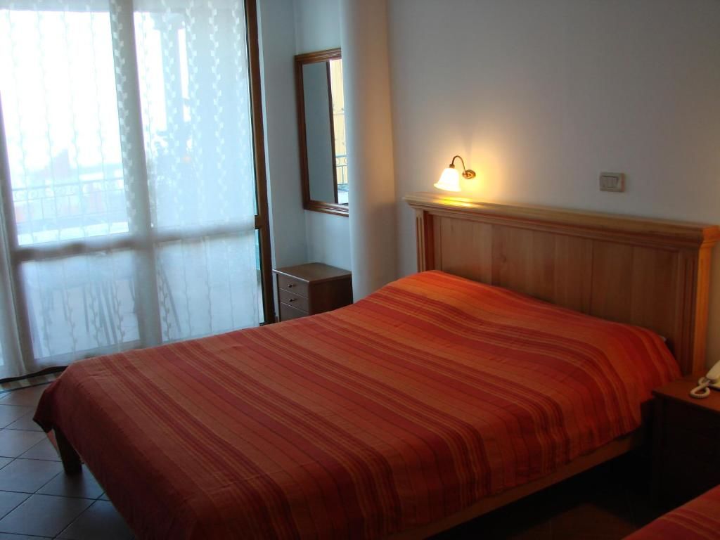 Отели типа «постель и завтрак» Apartments and Rooms Levantin Inn Свети-Стефан