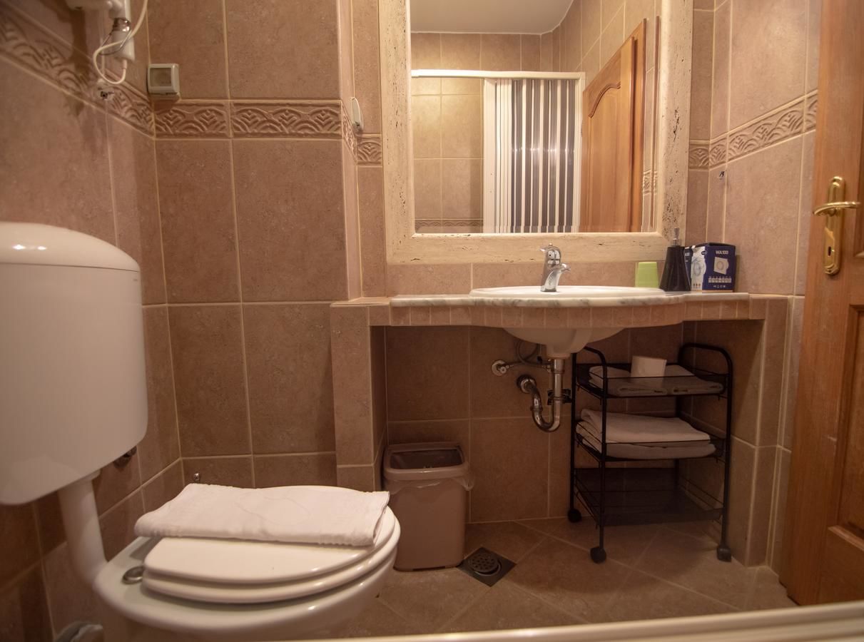 Отели типа «постель и завтрак» Apartments and Rooms Levantin Inn Свети-Стефан