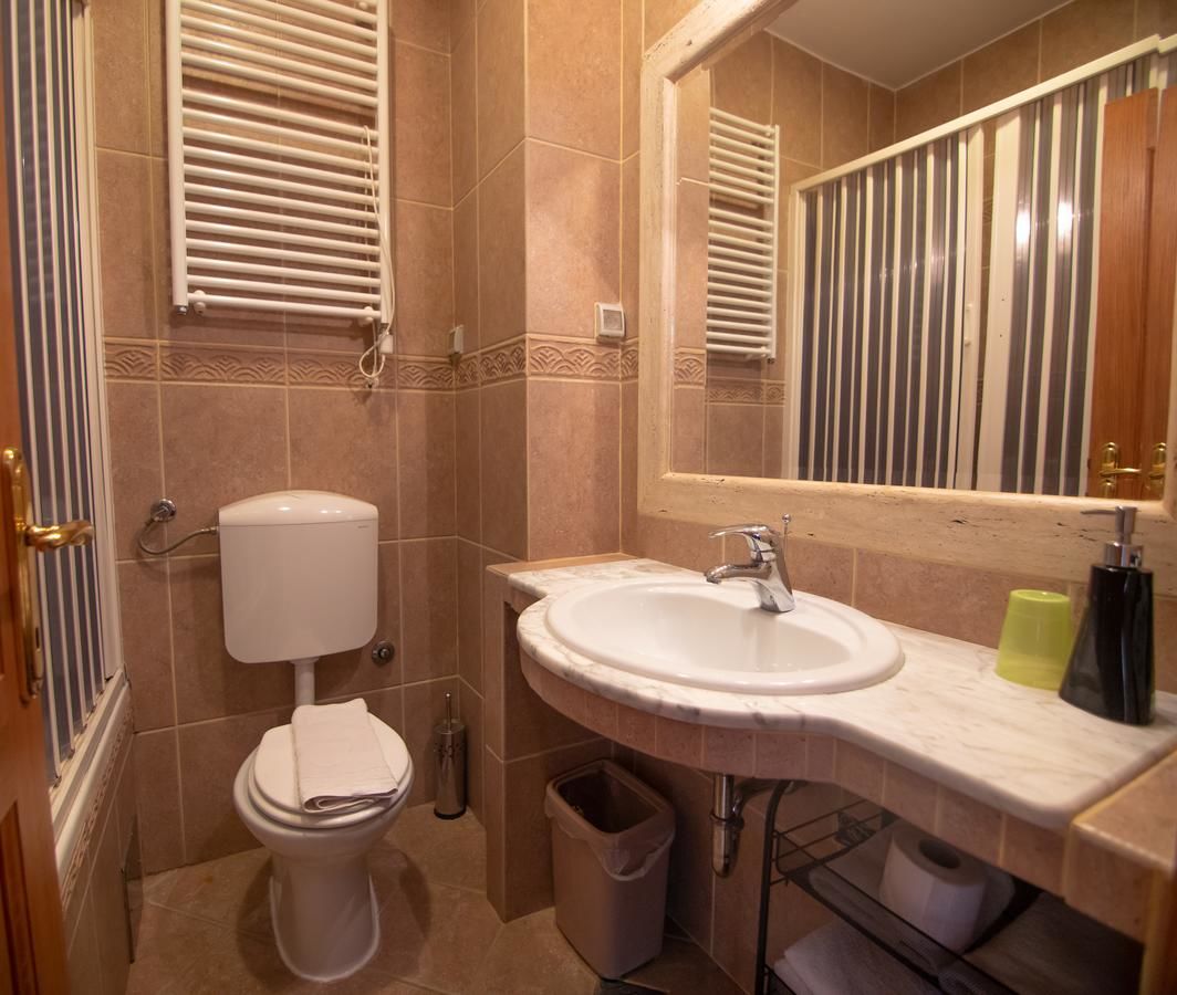 Отели типа «постель и завтрак» Apartments and Rooms Levantin Inn Свети-Стефан
