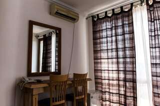 Отели типа «постель и завтрак» Apartments and Rooms Levantin Inn Свети-Стефан Двухместный номер с 1 кроватью и боковым видом на море-1