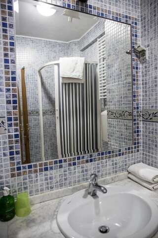 Отели типа «постель и завтрак» Apartments and Rooms Levantin Inn Свети-Стефан Двухместный номер с 1 кроватью и боковым видом на море-4